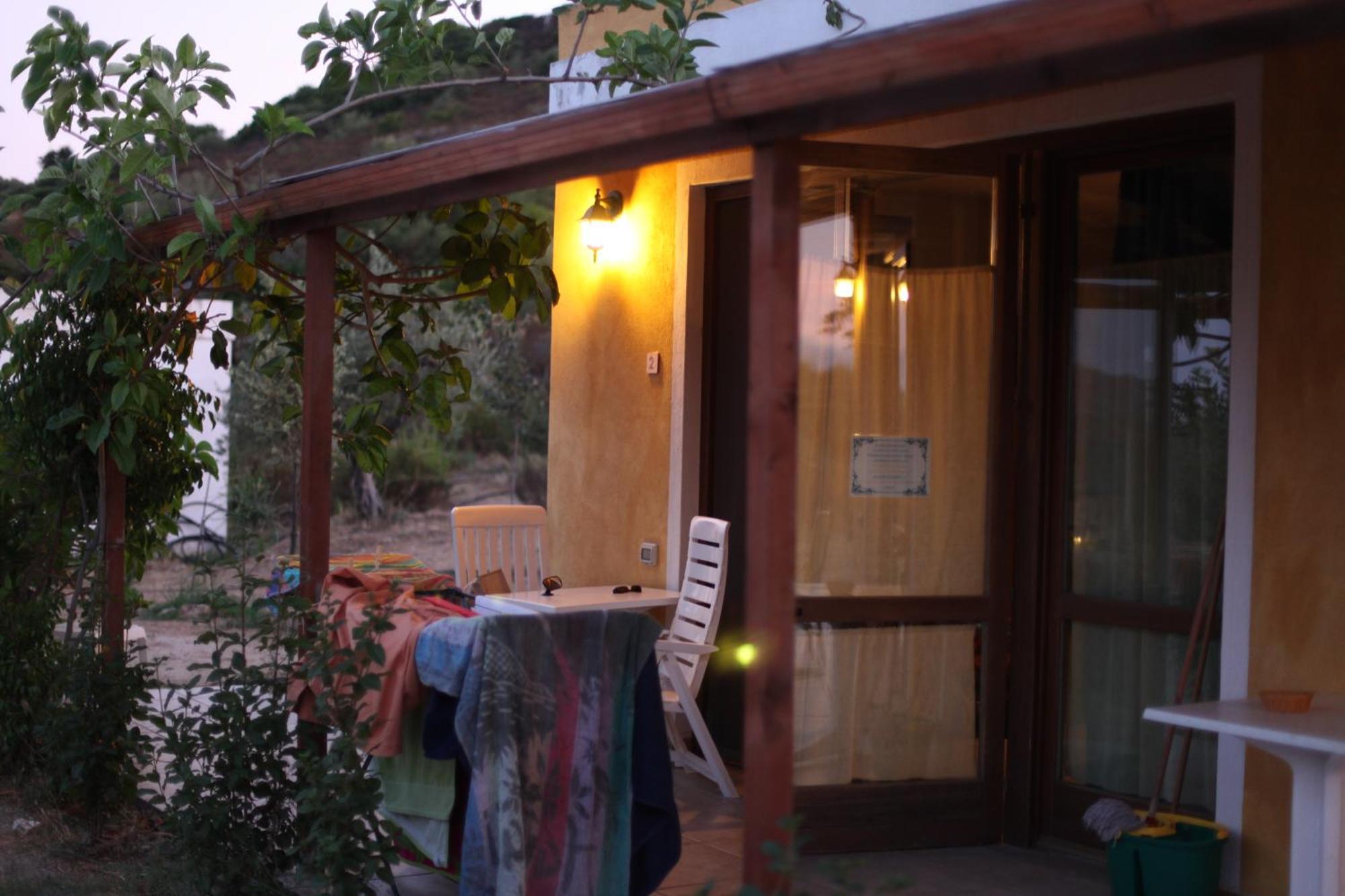 B&B Casa Per Ferie Villaggiocarovana カスティアーダス エクステリア 写真